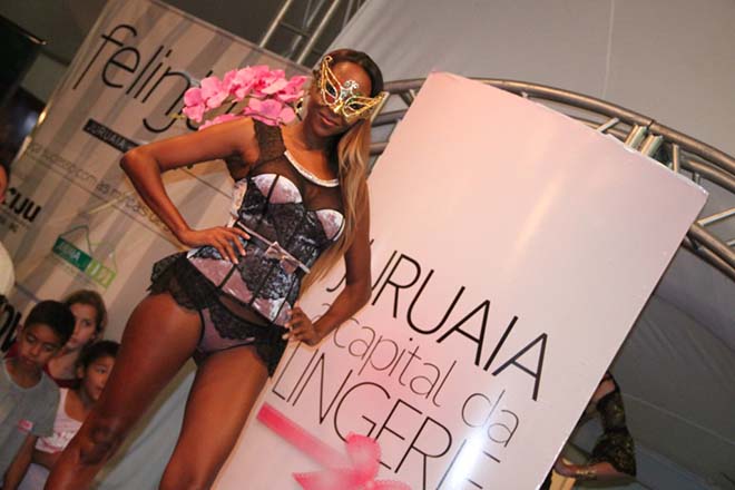 Desfile de moda &iacute;ntima na Felinju 2013 - Feira de Lingerie de Juruaia-MG